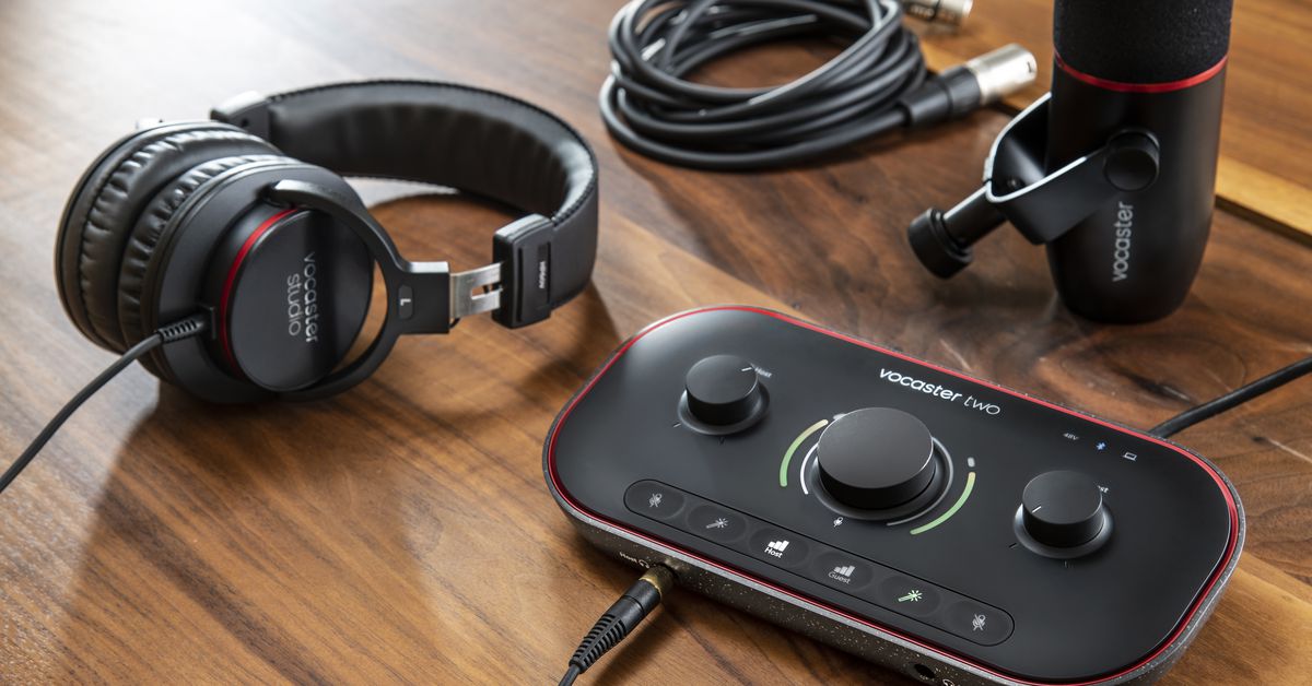 Focusrite Vocaster Two Studio Podcasting Kit | doremusic